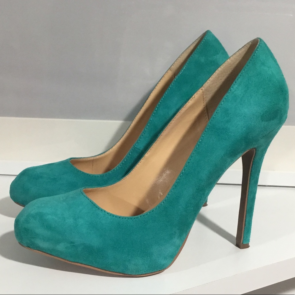 FREE w/$300 🎁 Heeled platforms  👠 - Picture 2 of 6